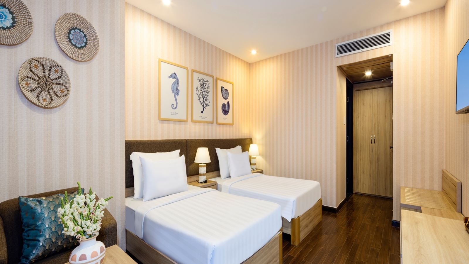 rooms-room-deluxe-sea-view-with-balcony