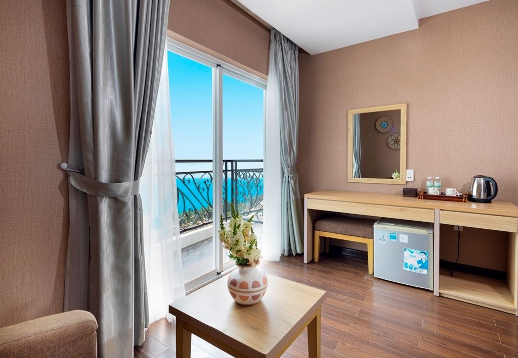 rooms-room-deluxe-sea-view-with-balcony