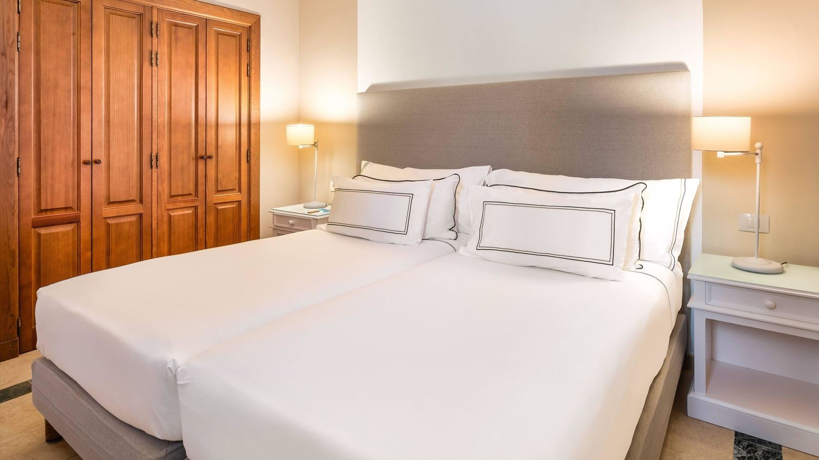 rooms-family-suite-room-balcony-or-terrace