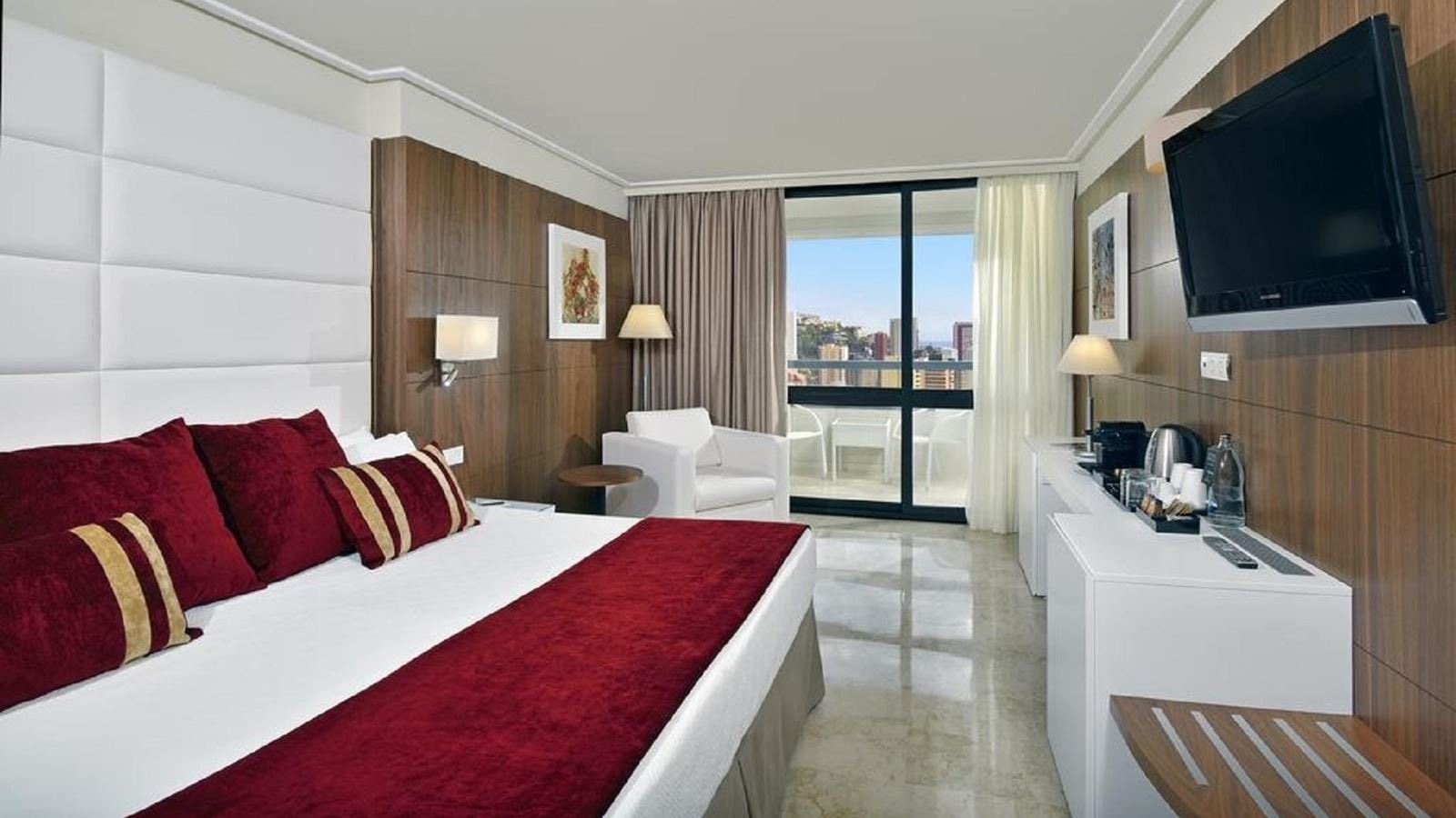 rooms-junior-suite-the-level-balcony-or-terrace