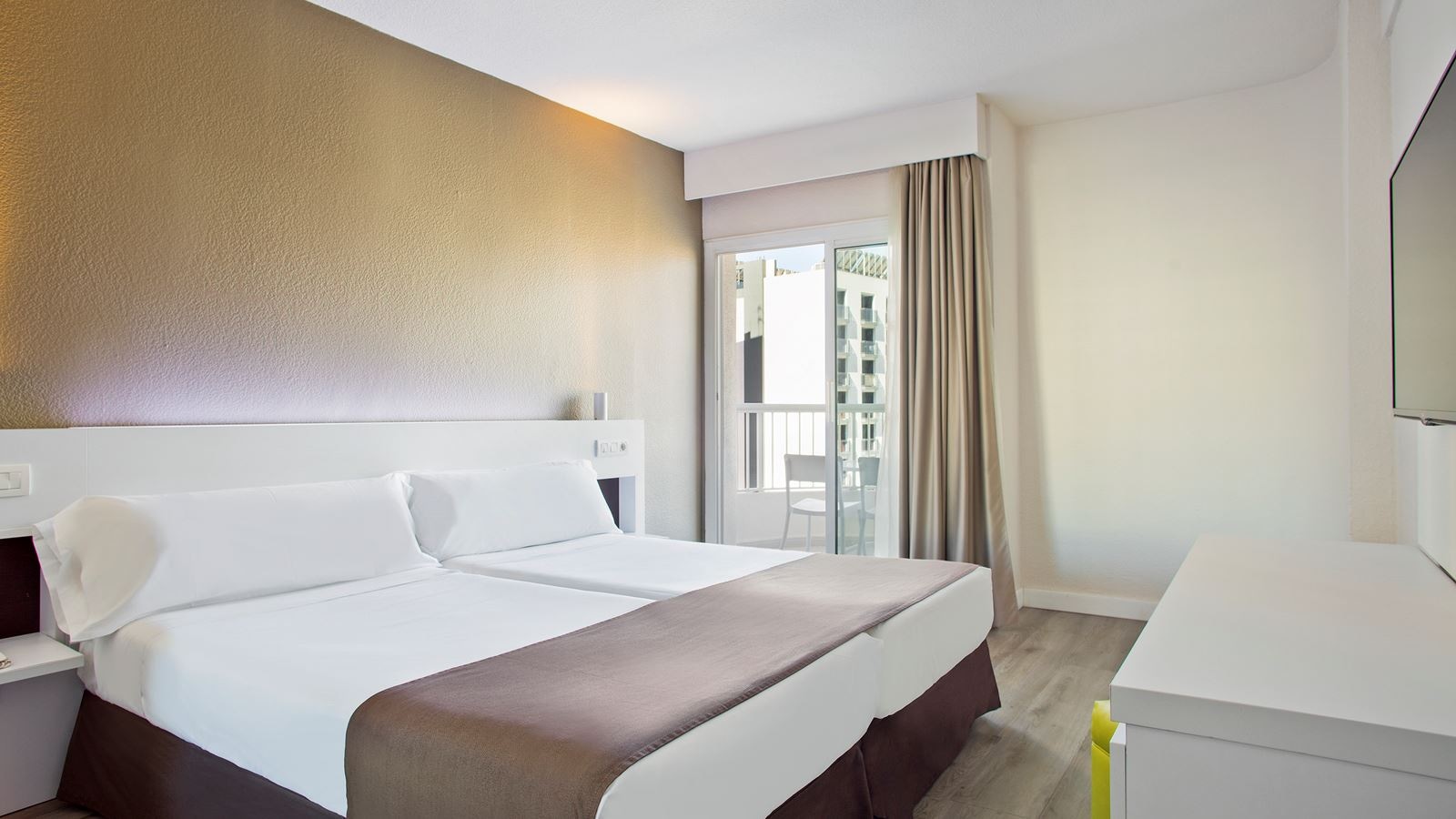 rooms-double-standard-room-with-balcony-ocas