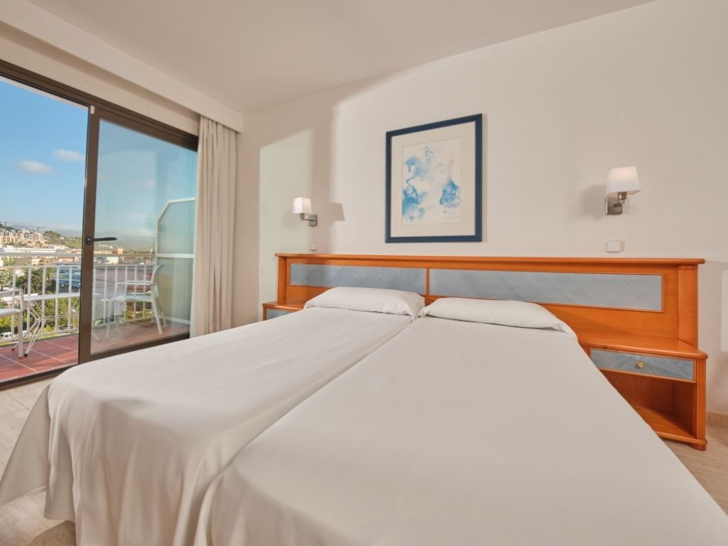 rooms-twin-pool-view