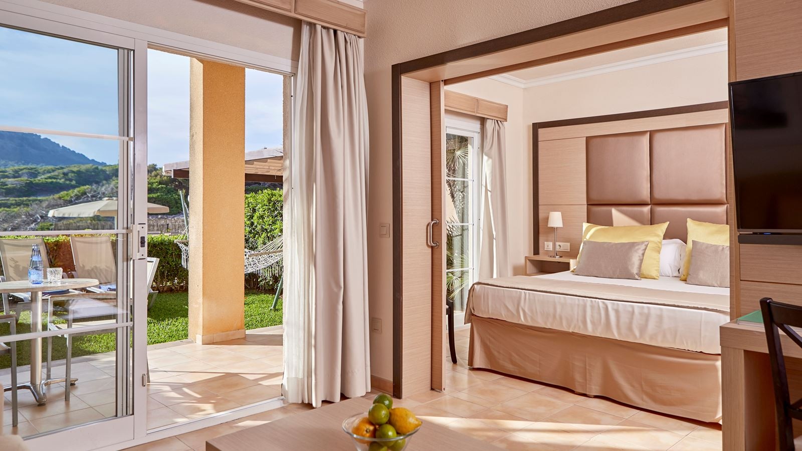 rooms-one-bedroom-swim-up-suite