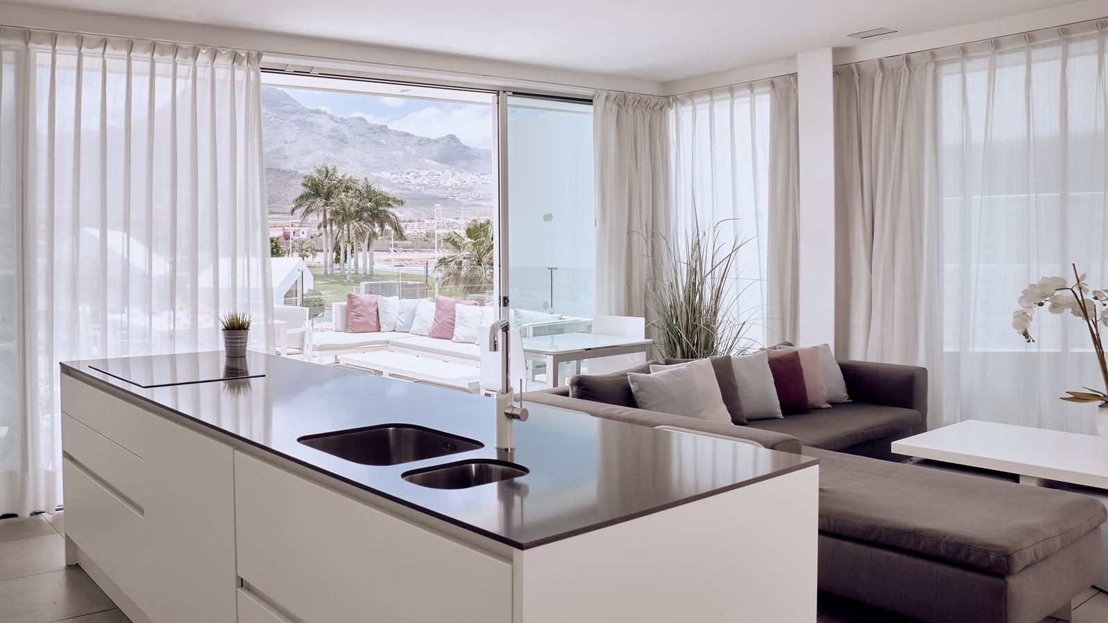 rooms-2-bedroom-suite-with-mountain-view-serenity-pico