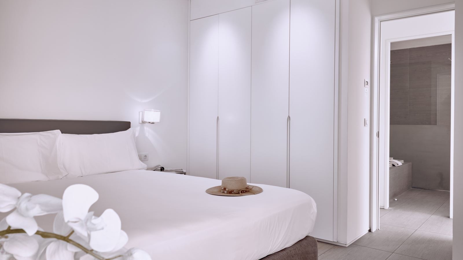 rooms-2-bedroom-suite-with-sea-view-and-jacuzzi-serenity-lago