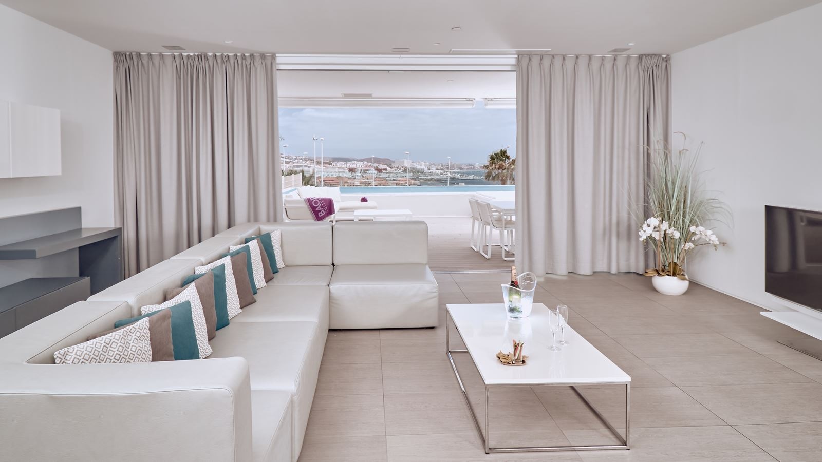 rooms-1-bedroom-suite-with-private-pool-jacuzzi-lateral-sea-view-terrace-divinity-breeze