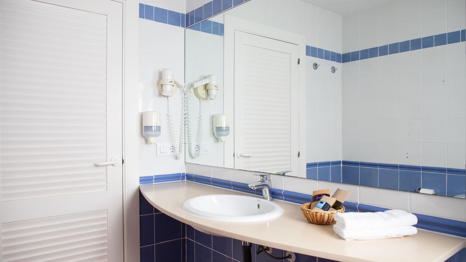 rooms-singleuse-standard-balcony-or-terrace