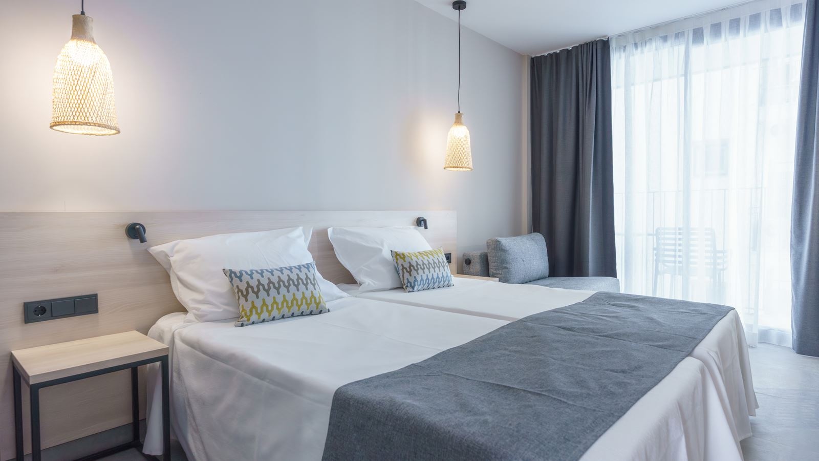 rooms-confort-room-balcony-or-terrace