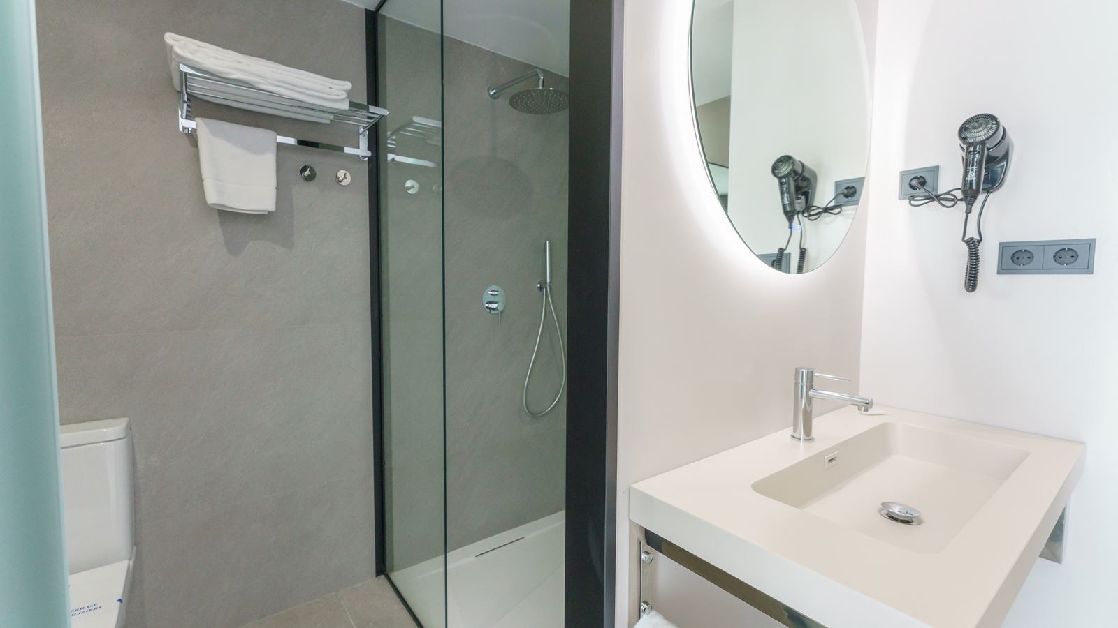 rooms-confort-room-balcony-or-terrace