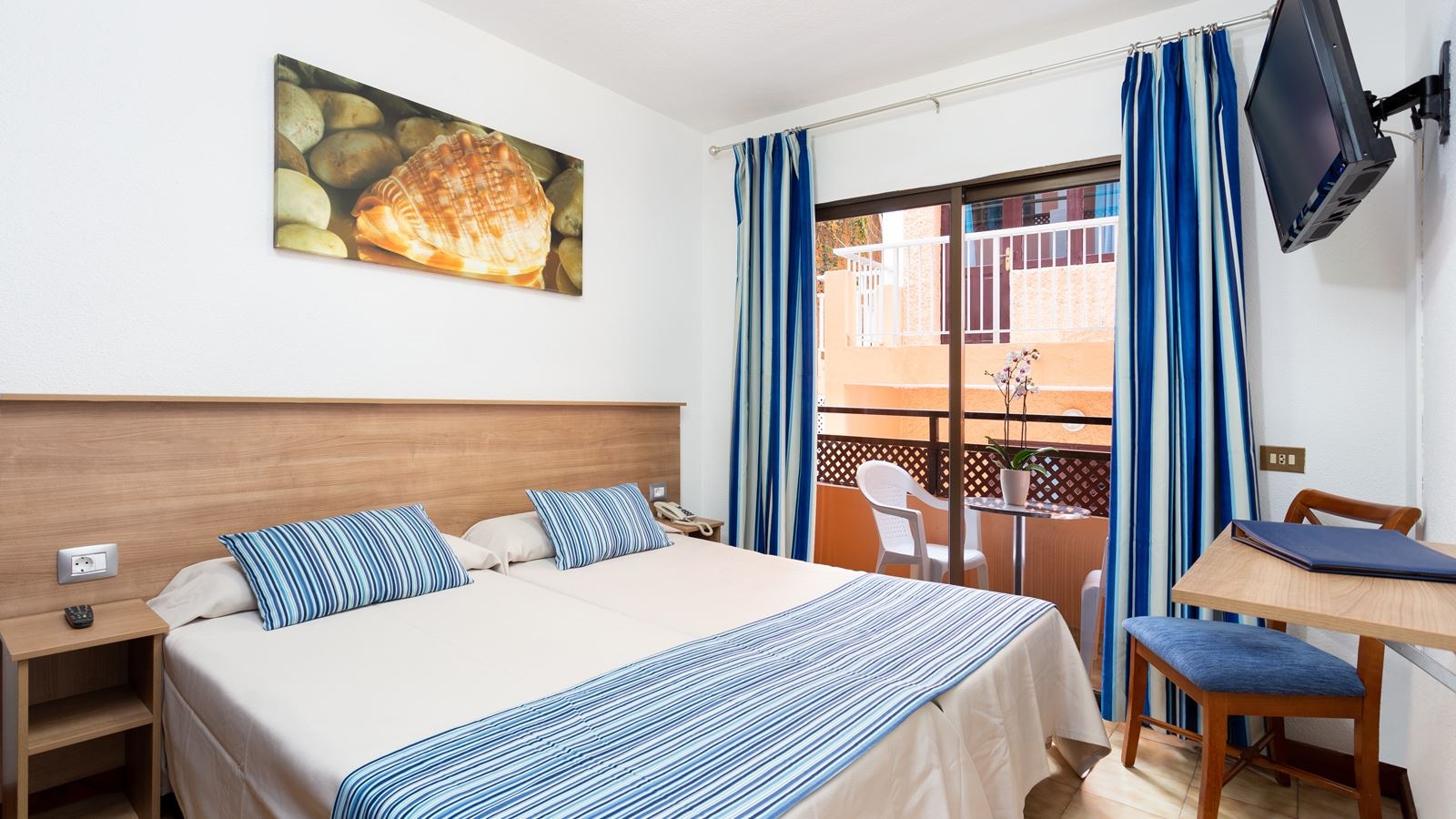 rooms-doble-with-balcony-or-terrace