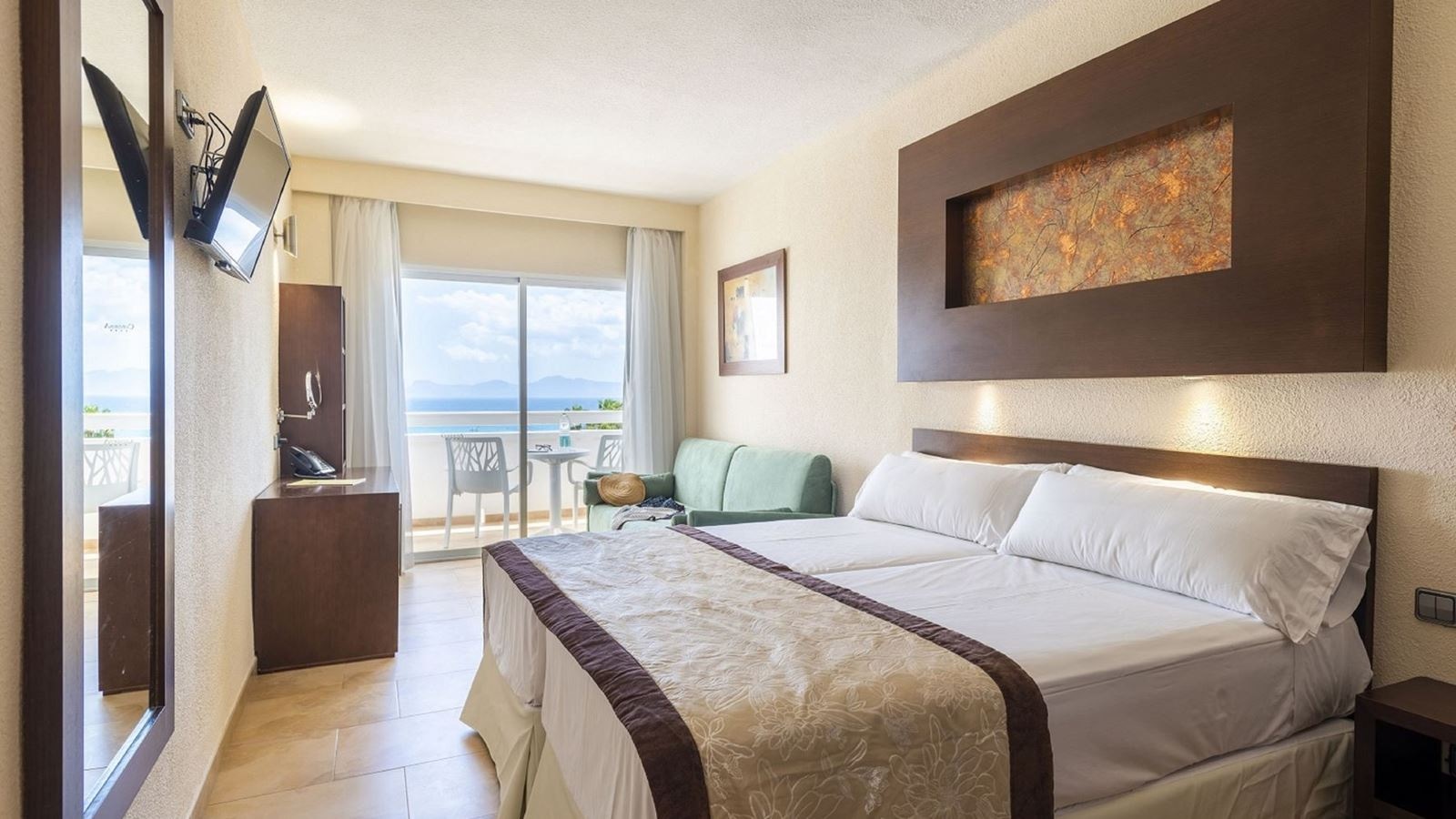 rooms-family-room--quadruble-room-with-sofabed-balcony