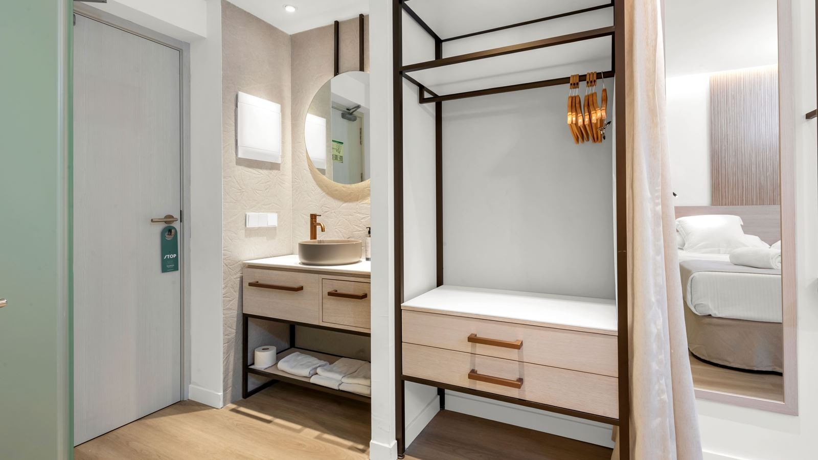 rooms-ds--silver-room