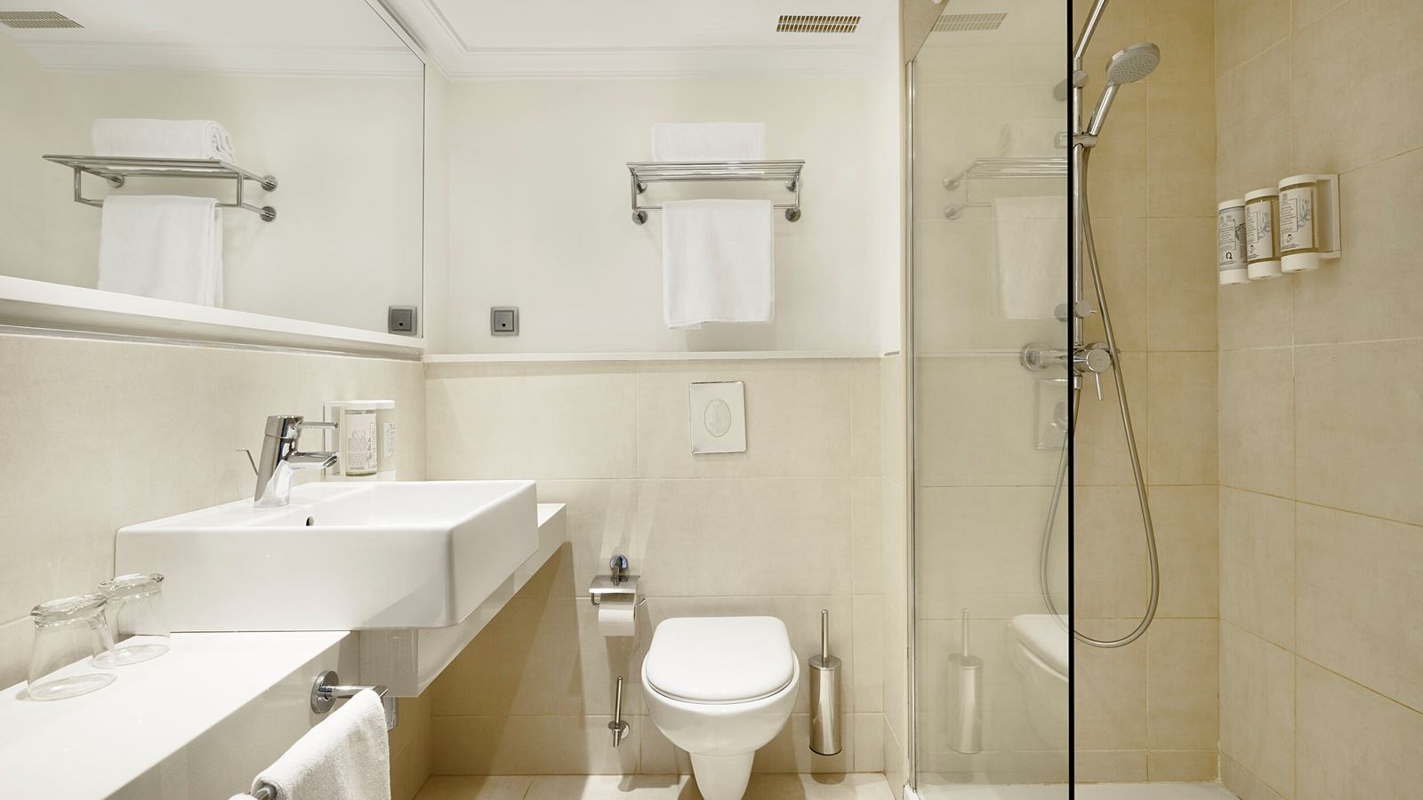 rooms-family-deluxe-central--location