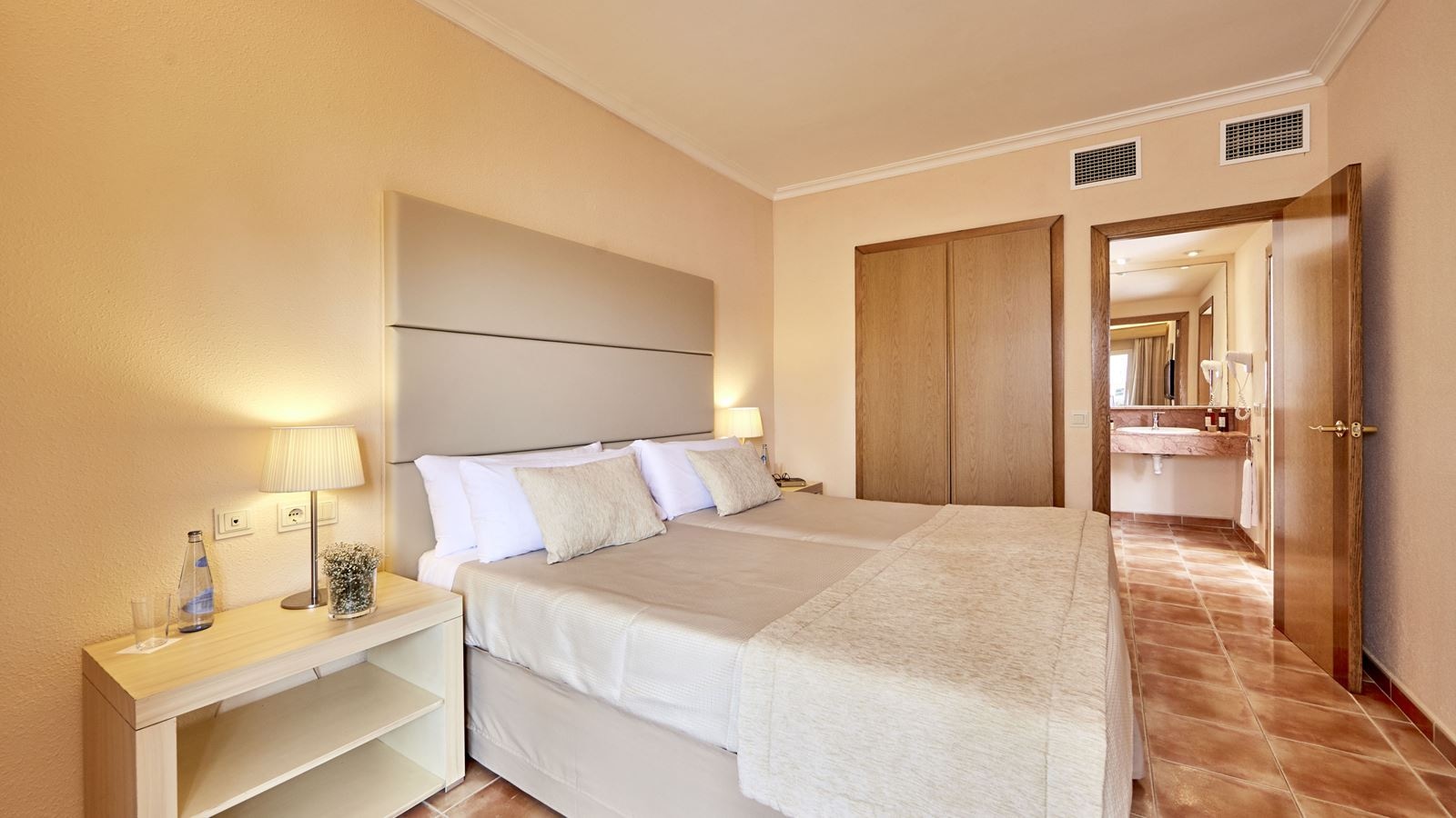 rooms-1-bedroom-suite-swimuppoolterrace