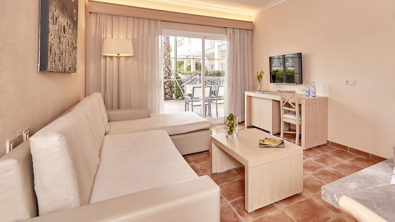 rooms-1-bedroom-suite-swimuppoolterrace