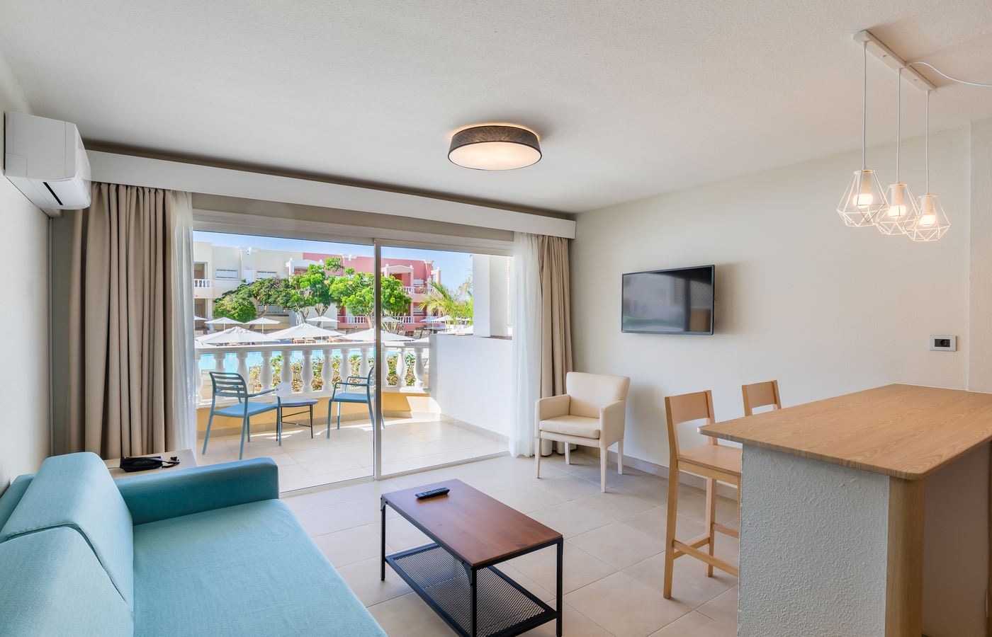 rooms-apartment-pool-view