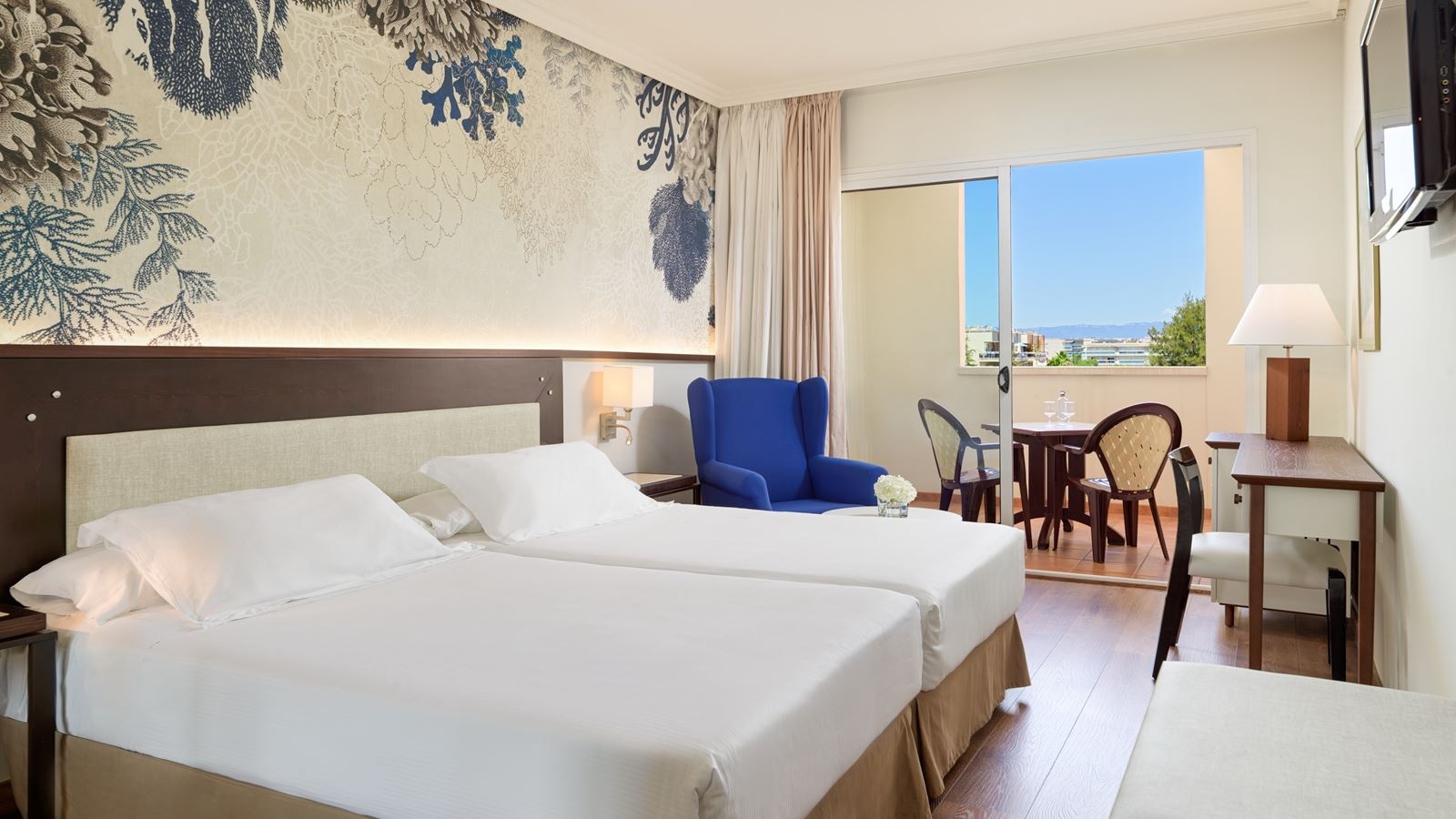 rooms-standard-room-pool-view