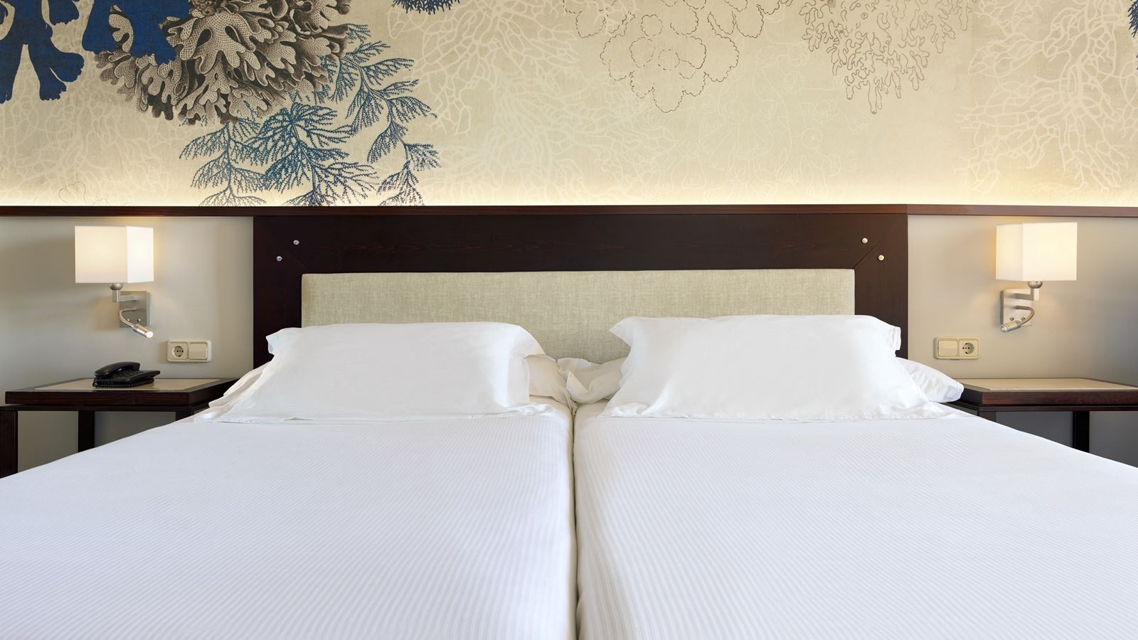 rooms-standard-room-pool-view