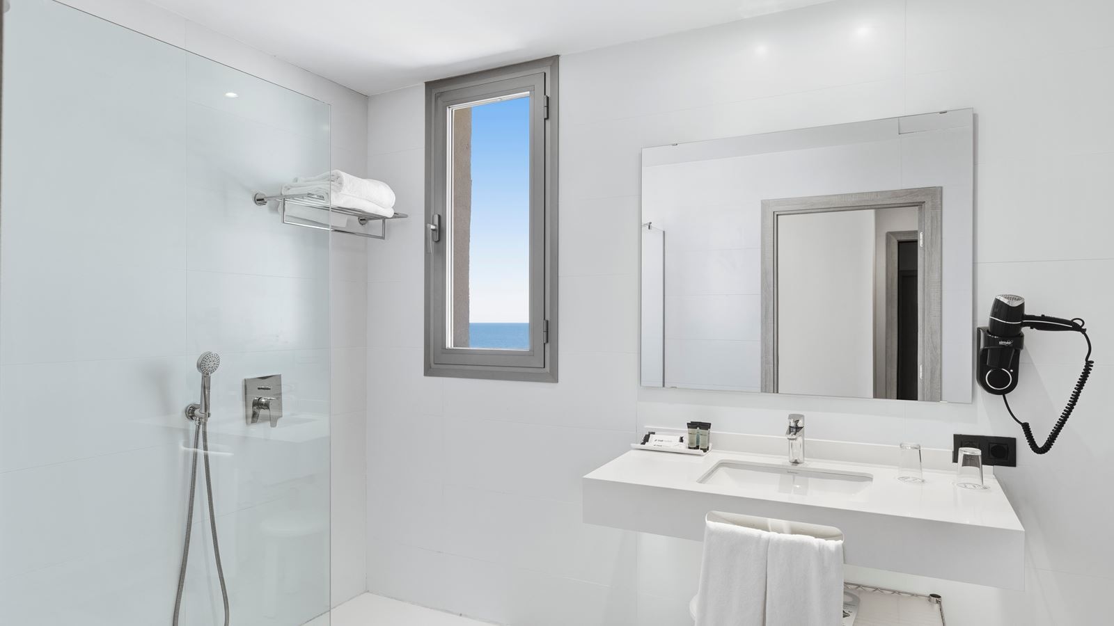 rooms-room-standard-double-lateralseaview-balcony