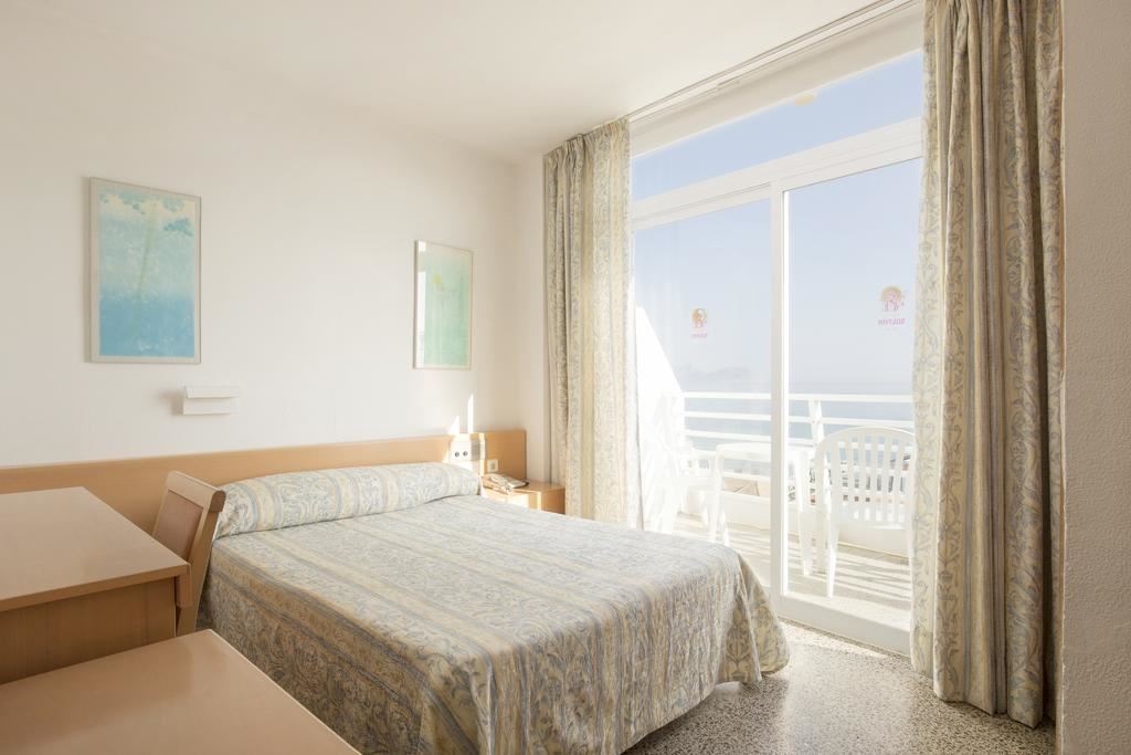 rooms-standard-room-lateral-sea-view-balcony