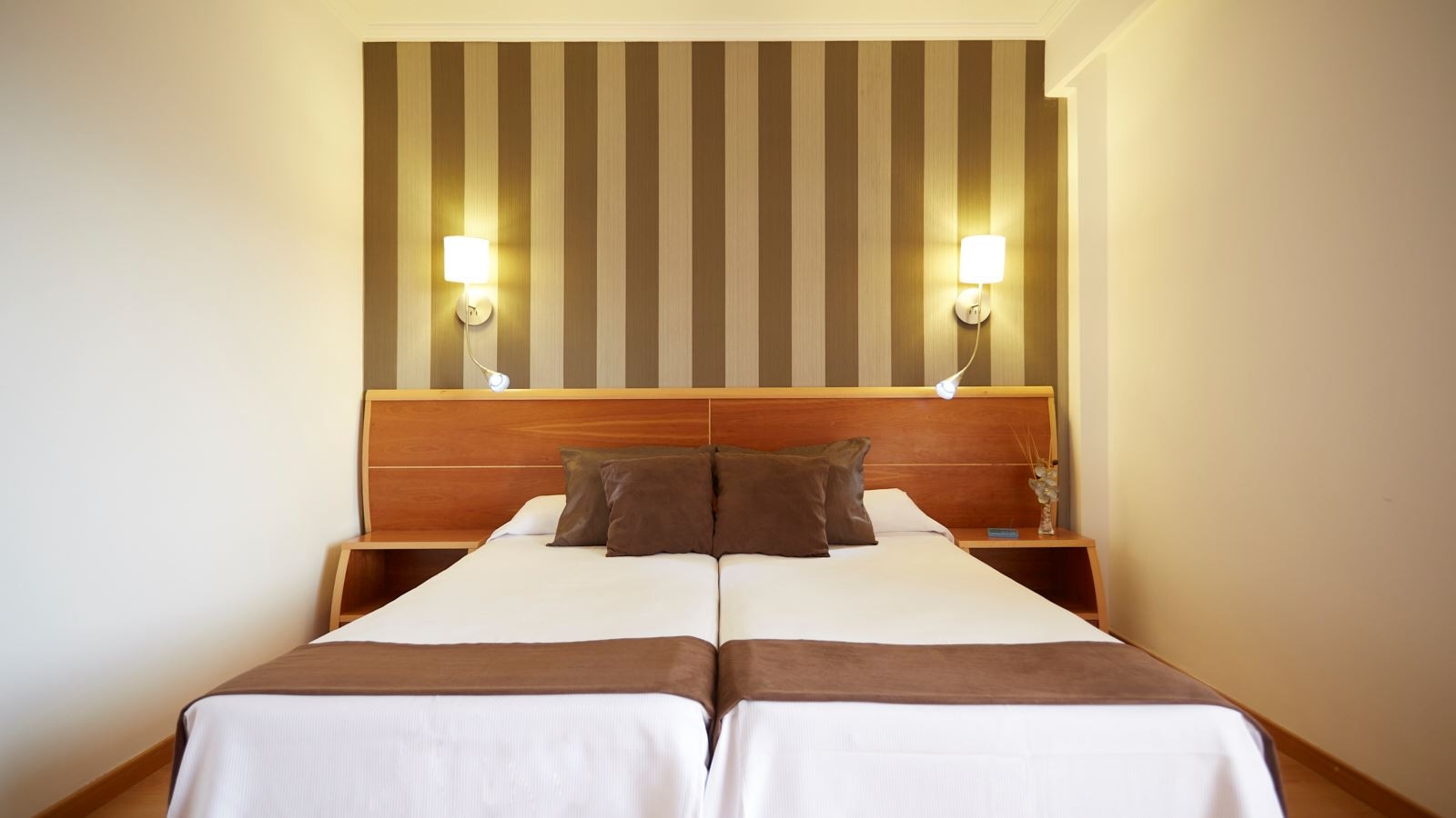 rooms-db--twin-room-with-balcony