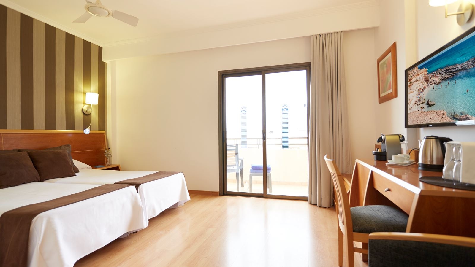 rooms-dp---pool-twin-room-with-balcony