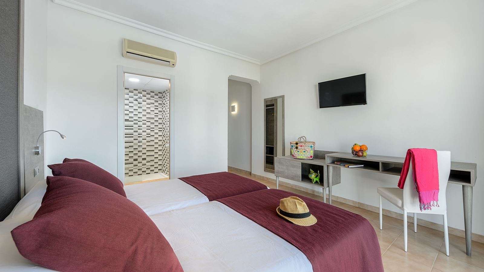 rooms-twin-room-balcony-or-terrace