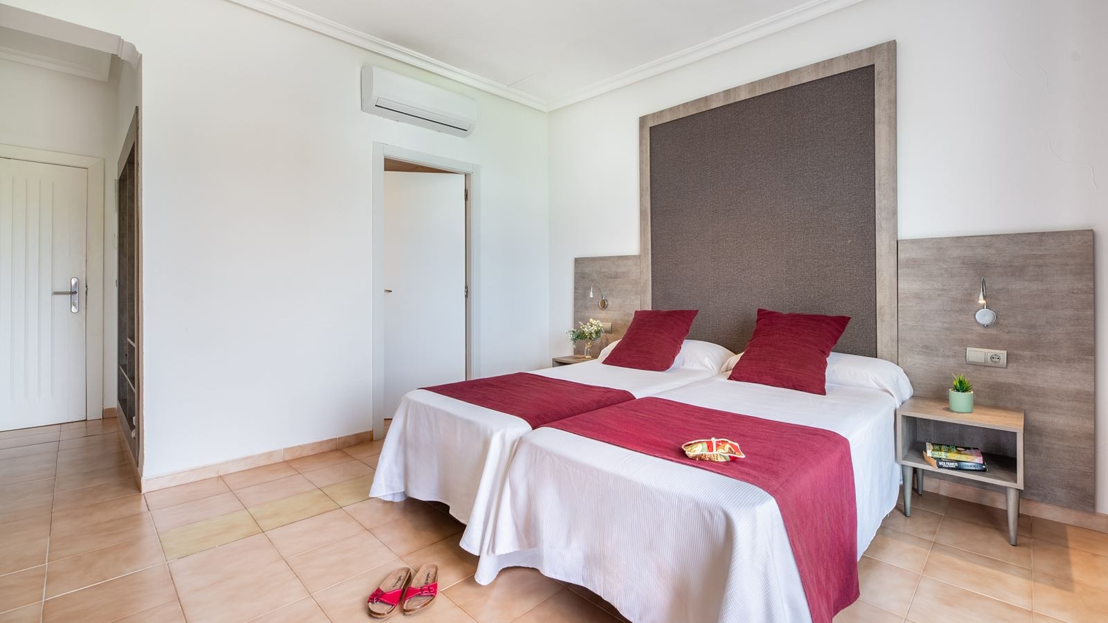 rooms-twin-room-pool-view-balcony-or-terrace