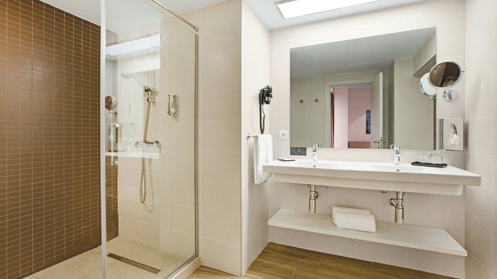 rooms-double-room-with-2-beds-+-2-sofa-beds