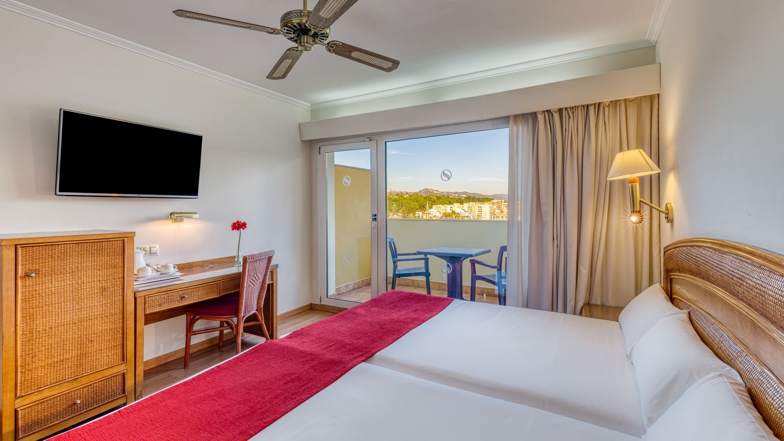 rooms-doble-room-with-balcony-or-terrace