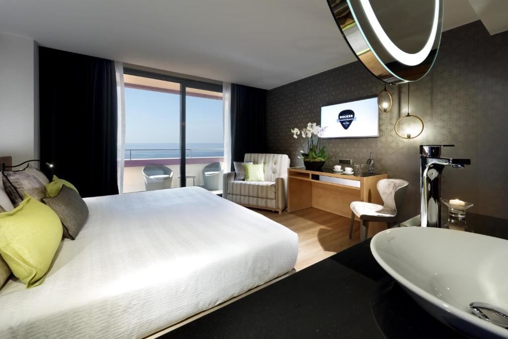 rooms-room-deluxe-gold-balcony-or-terrace