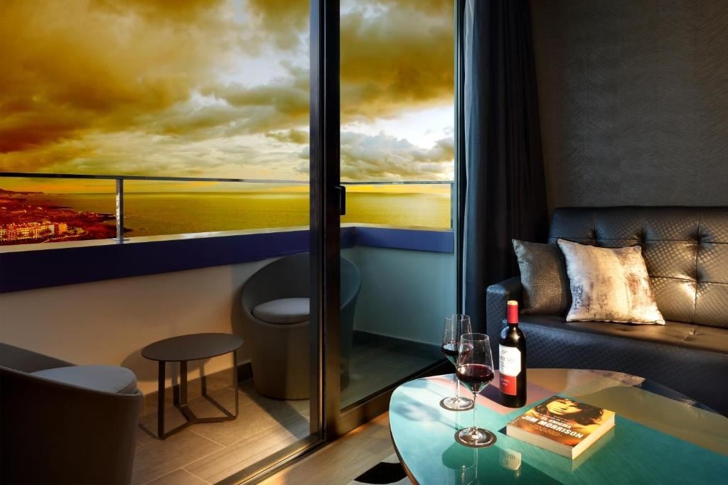 rooms-rock-royalty-studio-suite-balcony-or-terrace