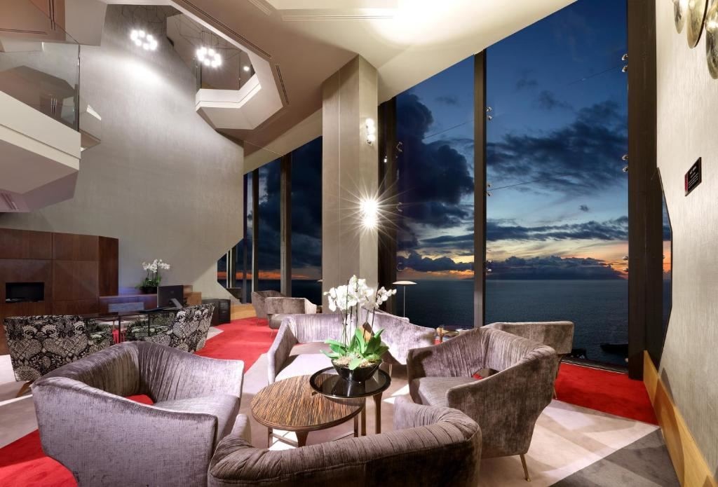 rooms-rock-royalty-studio-suite-balcony-or-terrace