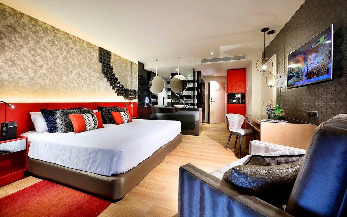 rooms-rock-royalty-deluxe-balcony-or-terrace-rrdx