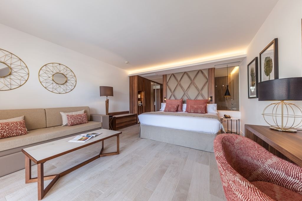 rooms-junior-suite-pool-view