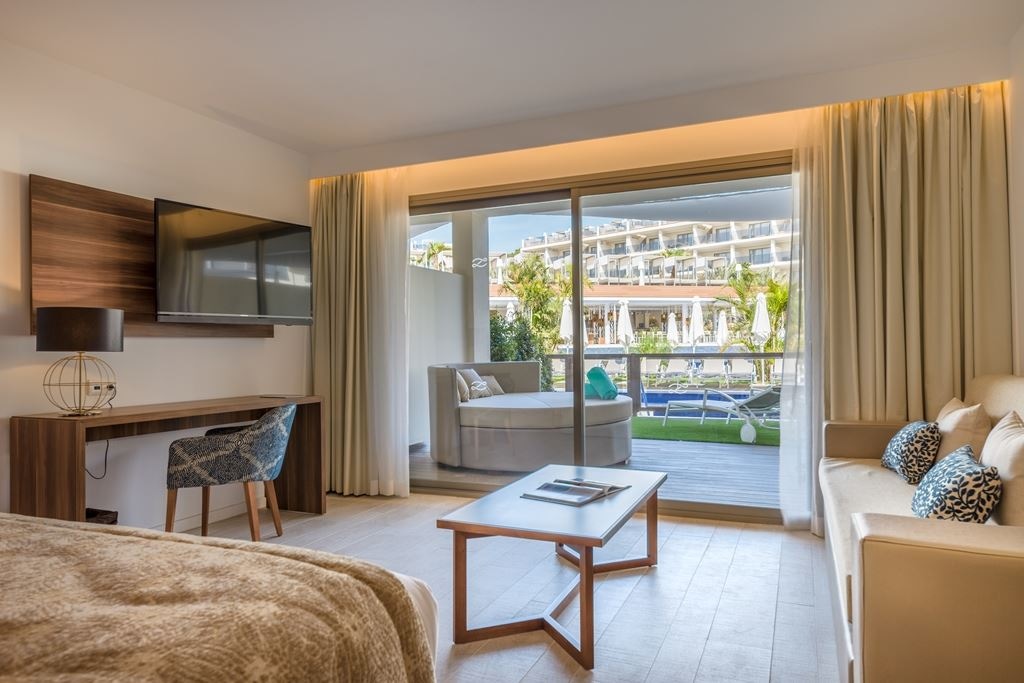 rooms-junior-suite-swim-up-pool