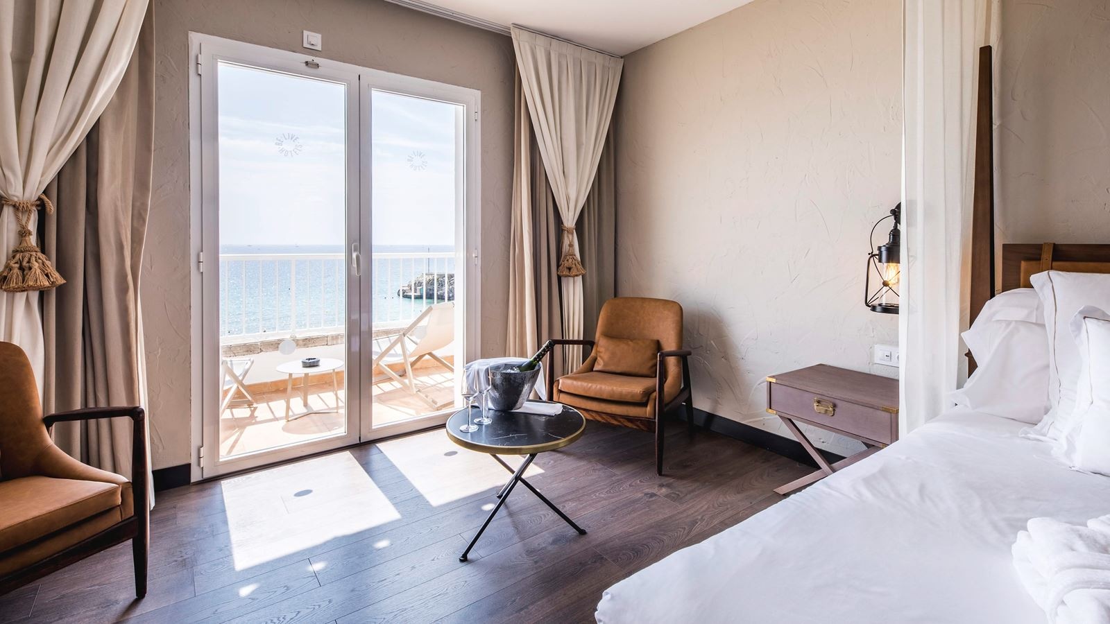 rooms-junior-suite-balcony-or-terrace