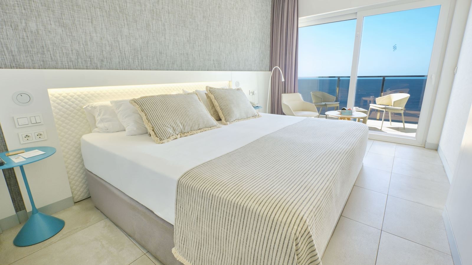 rooms-dv--twin-sea-view