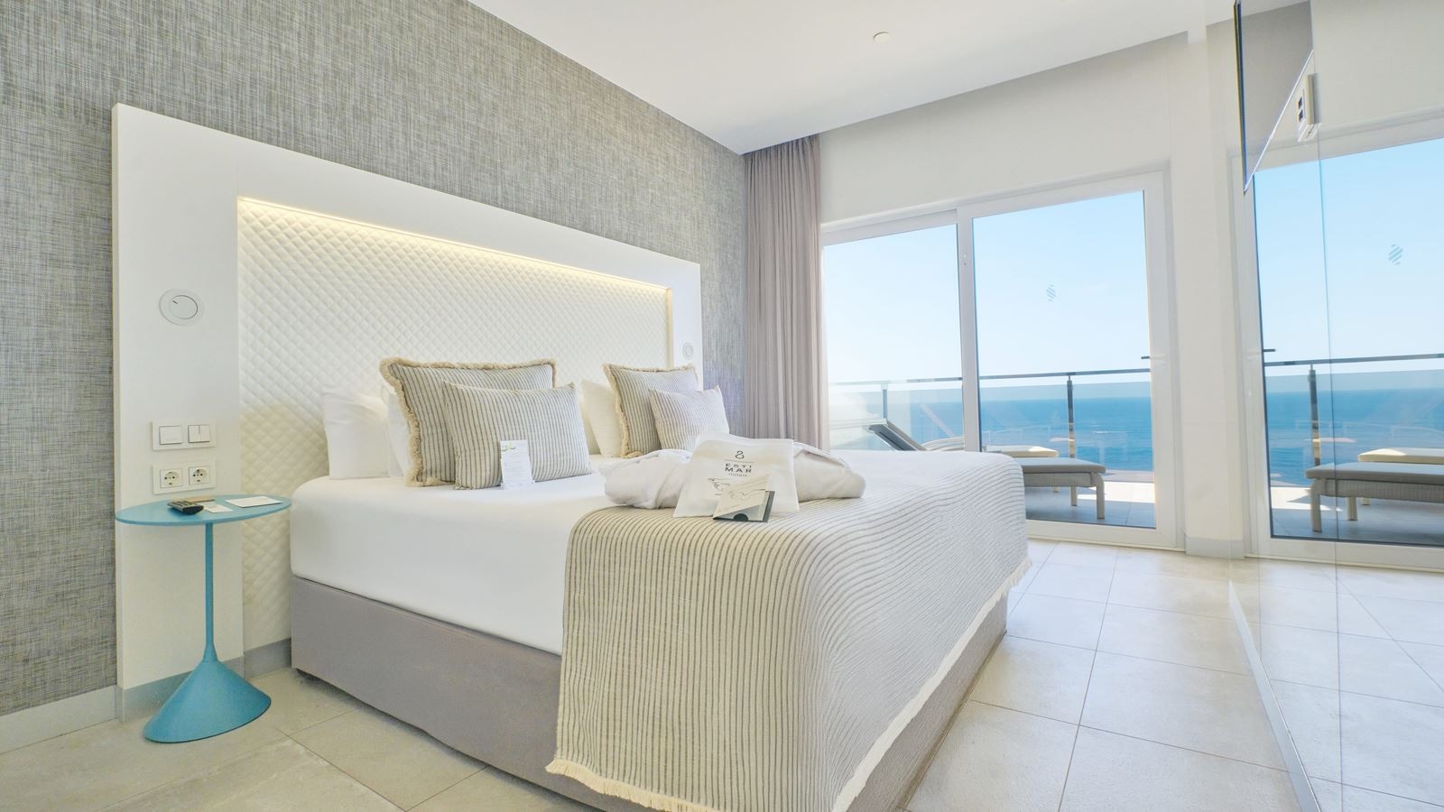 rooms-uv--suitopia-suite-sea-view
