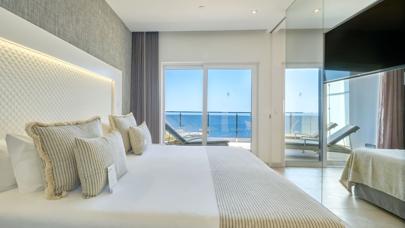 rooms-uv--suitopia-suite-sea-view