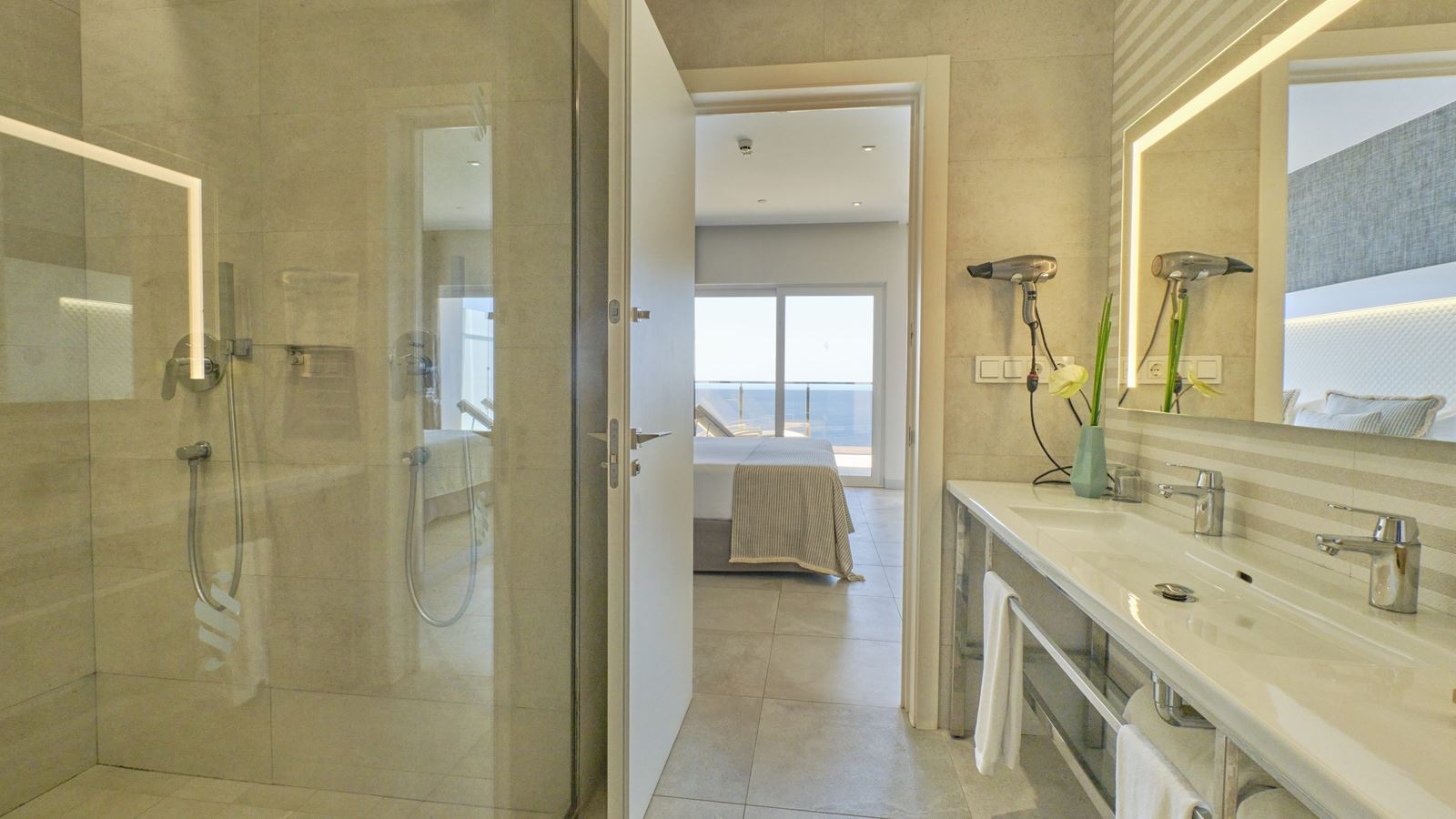 rooms-uv--suitopia-suite-sea-view