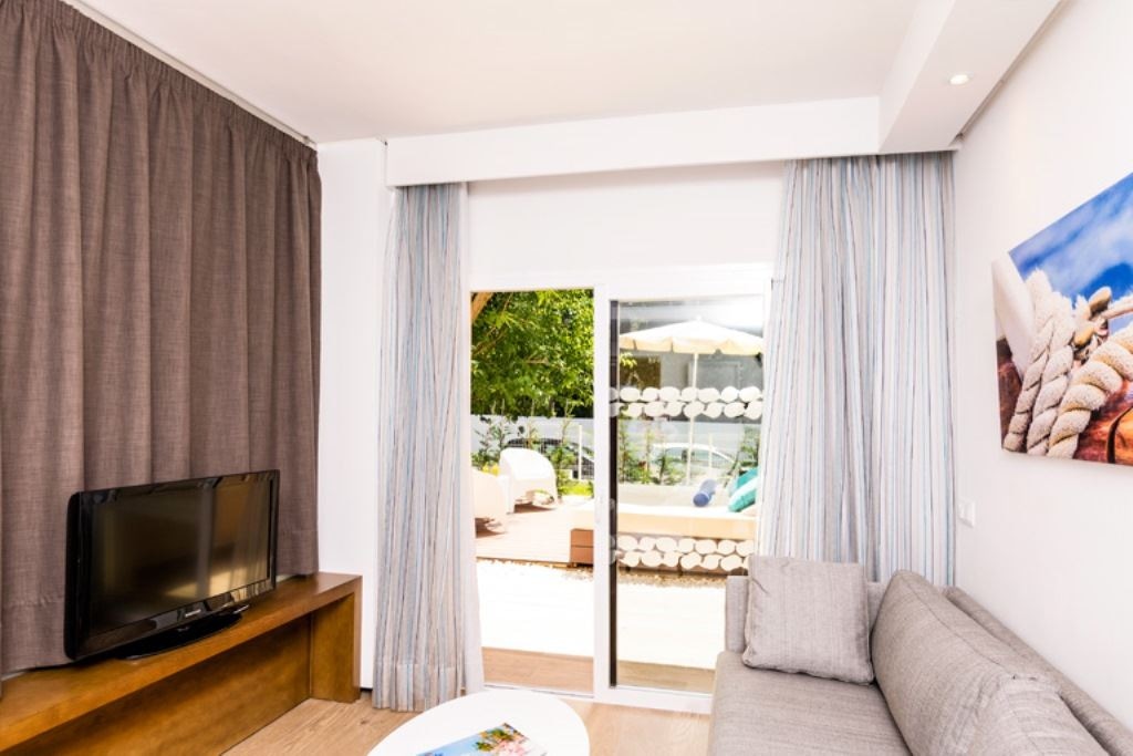 rooms-suite-pool-view