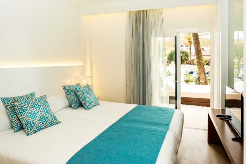 rooms-suite-pool-view