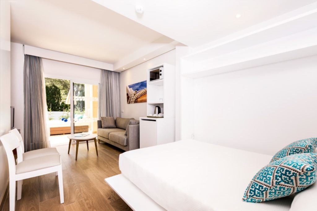 rooms-suite-pool-view