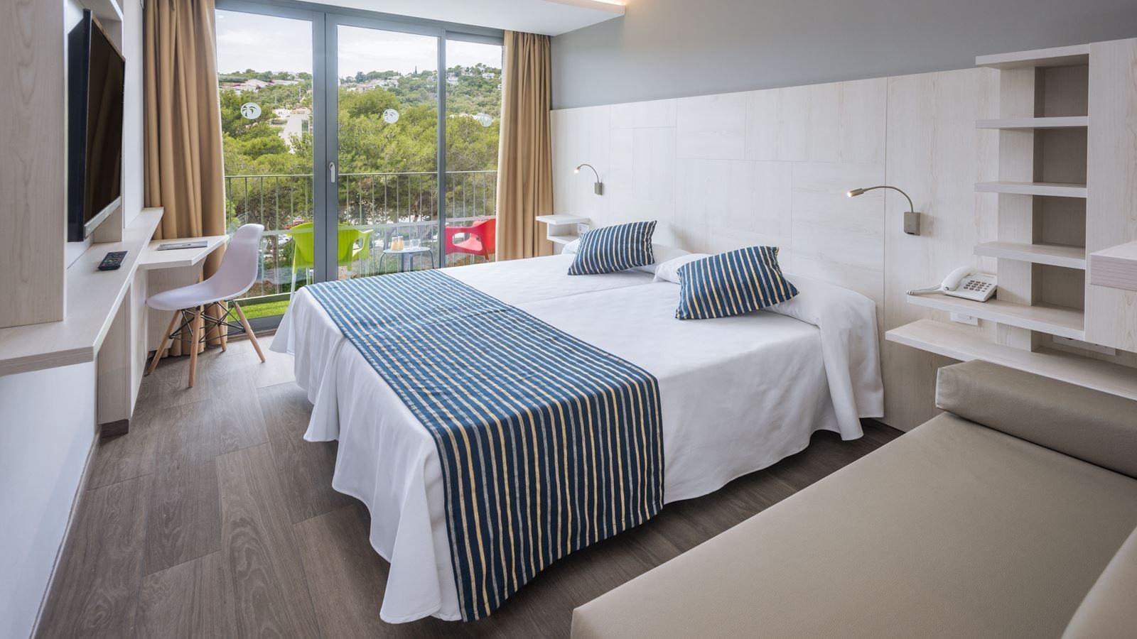 rooms-room-pool-view