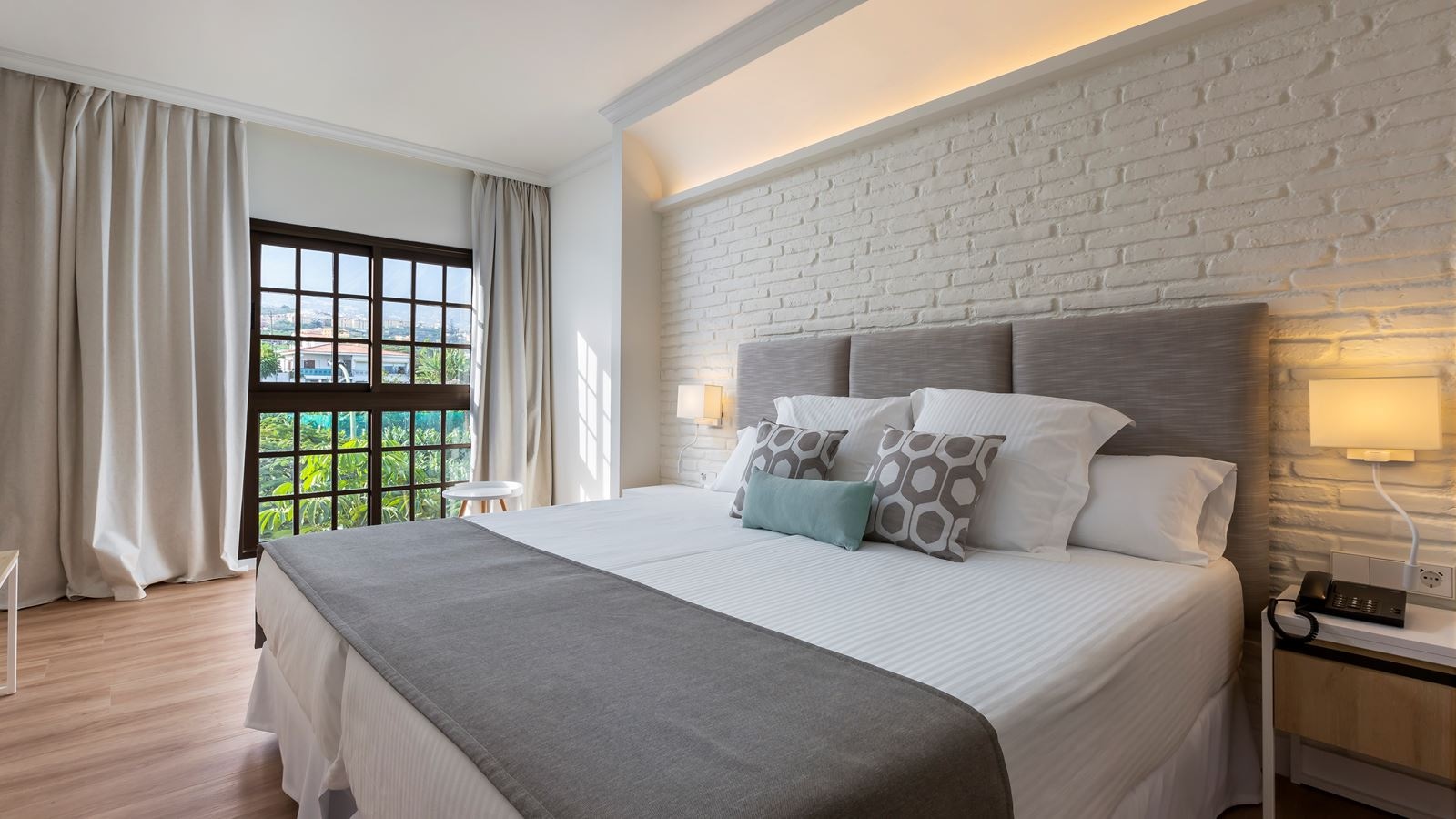 rooms-suite-balcony-or-terrace