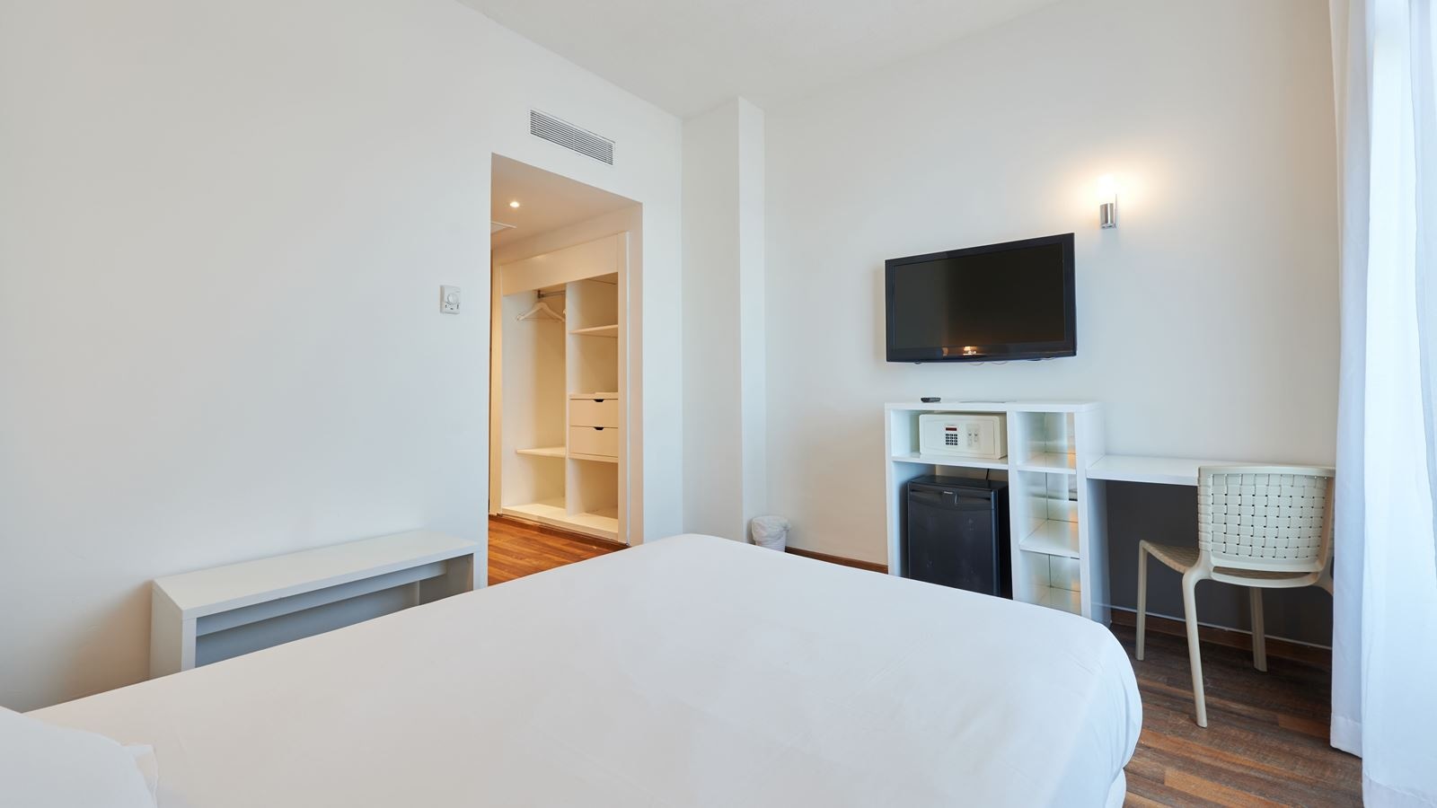 rooms-single-room-balcony