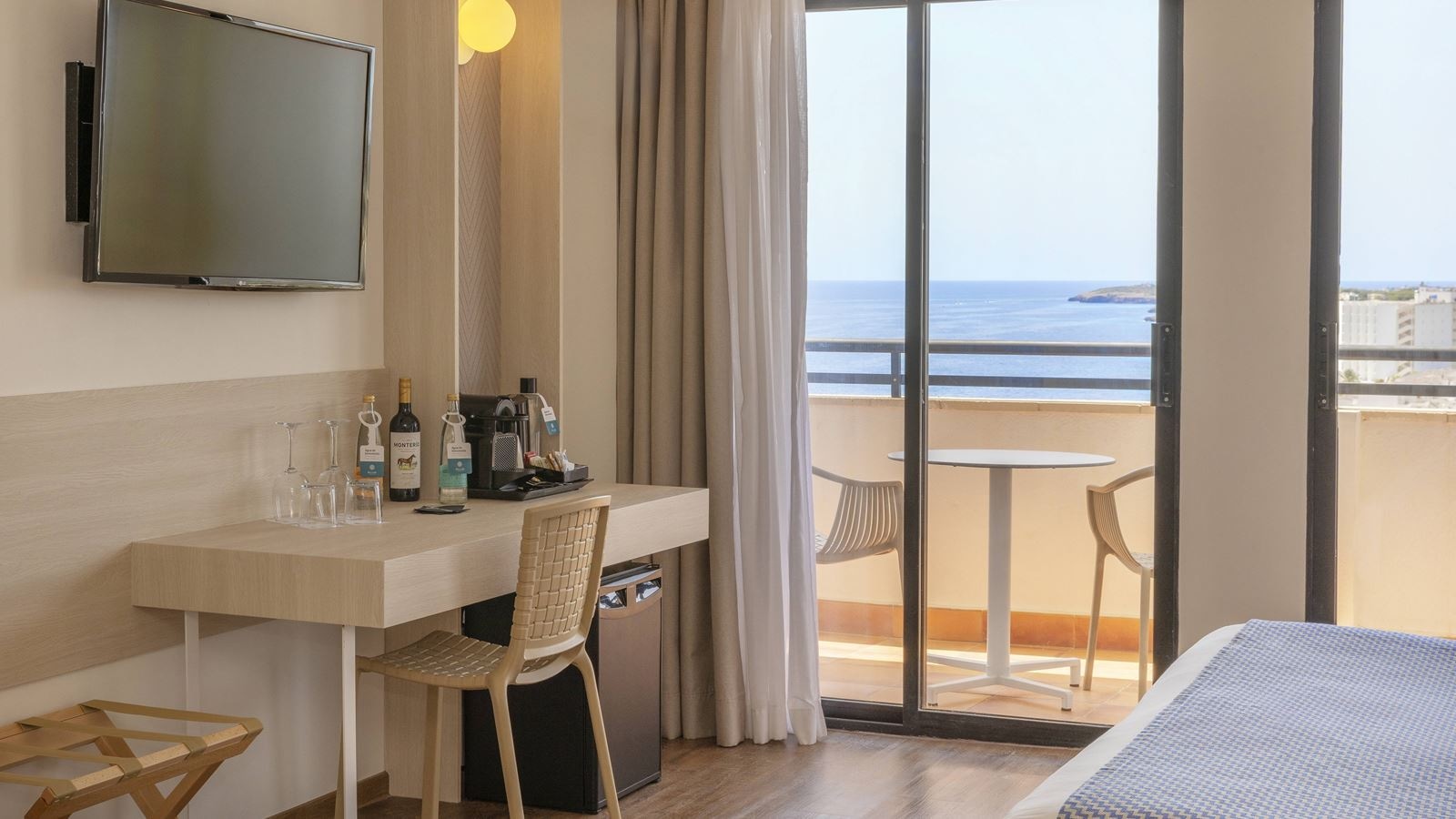 rooms-junior-suite-sea-view-balcony