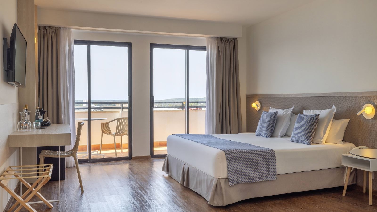 rooms-junior-suite-sea-view-balcony