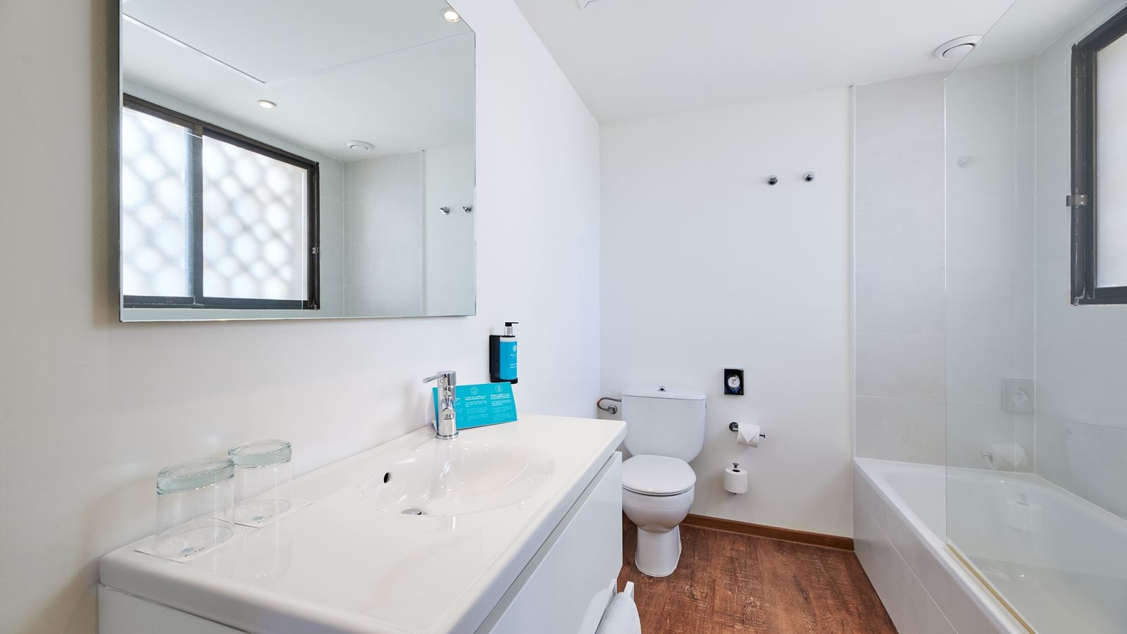 rooms-family-room-balcony